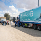 Un camió amb ajuda humanitària per a la Franja de Gaza, estacionat davant el pas de Rafah.