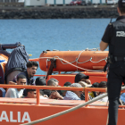 Migrants rescatats a Lanzarote ahir al port d’Arrecife.