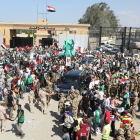 Civils i militars envolten el cotxe en el qual viatjava el secretari general de l’ONU al pas de Rafah.