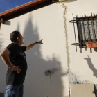 Un dels veïns afectats observa les esquerdes a casa seua, a Torres de Sanui.