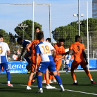 Jugadors de l’Atlètic Lleida ahir lluiten una pilota centrada a l’àrea.