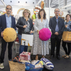 Les autoritats, a l’estand de Cartaes, que ha elaborat 200 bosses amb pancartes reciclades.