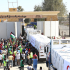 Camions carregats amb subministraments travessen el pas de Rafah cap a la Franja de Gaza.