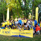 El grup de palistes del Cadí posen al final de la competició amb el trofeu de campió.