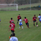 Un jugador del Coll de Nargó prova de controlar una pilota davant de la pressió d’un rival.