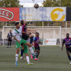 Pau Viladrich, del Tàrrega, pugna amb un rival per una pilota aèria.