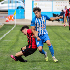 Sergi Reluy, un dels destacats de l’Artesa, pugna per la pilota amb un jugador del Sant Cugat.