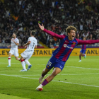 El jove debutant del FC Barcelona, Marc Guiu, de 17 anys, celebra exultant el seu gol que va donar la victòria als de Xavi.