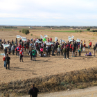 Participants en la protesta a la zona on es planteja construir la planta de biogàs de la Sentiu.