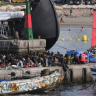 Un sanitari atén migrants rescatats dilluns a Tenerife.