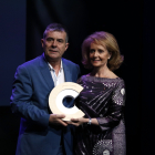 Giralt, rebent el Premi Nacional de Cultura 2019 de mans de la consellera Mariàngela Villalonga.