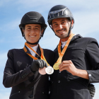 Sergi Segura, a la dreta, amb una de les seues medalles.