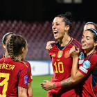 Jenni Hermoso rep la felicitació de les seues companyes després de marcar el gol de la victòria.