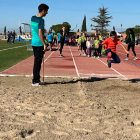 Un nen participant en la prova de salt de llargada ahir a la pista d’atletisme d’Arbeca.