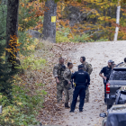 Membres de la policia buscaven divendres en un bosc el sospitós dels tirotejos a Lewiston.