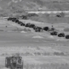 Imatge d’una llarga columna de vehicles blindats israeliana dins de la Franja de Gaza.