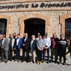 L’acte d’apadrinament del nou oli que va presidir el conseller d’Acció Climàtica, David Mascort, amb representants de l’entitat.