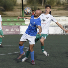 Un jugador del Palau intenta controlar la bimba davant la pressió d’un rival.