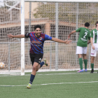 El jugador del Tàrrega El Ouahabi celebra el gol que va anotar per donar la victòria al seu equip.