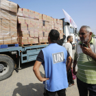 L’ONU va denunciar saquejos als seus magatzems. A la dreta, mig centenar de persones es van concentrar a Lleida contra els atacs a Gaza.