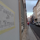 ‘Placa’ de paper del carrer a la cantonada amb Pleyan de Porta.