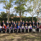 Fotografia de grup de les 16 parelles que van protagonitzar diumenge la trobada de Noces d’Or de 2023 a Tàrrega.