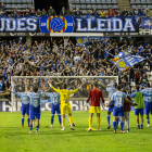 Els jugadors agraeixen als aficionats del Gol Nord el suport després del partit davant de l’Espanyol B.