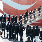 Migrants embarquen a les Canàries per ser portats a la Península.