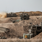 Tancs i soldats de l’Exèrcit d’Israel ahir als afores de la capital de la Franja de Gaza.