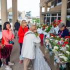 Una de les tradicions més arrelades de Tots Sants és portar flors a les tombes dels éssers estimats.