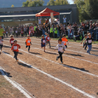 Una cursa d’atletisme escolar en què els nens i nenes s’inicien en l’activitat esportiva.