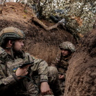 Soldats ucraïnesos parapetats en una trinxera al front de Zaporíjia.