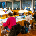 Alumnes estudiant dimarts passat a la biblioteca de la facultat de Medicina de la UdL.