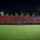 Imatge de tots els equips de l’Atlètic Segre i l’Atlètic Lleida, ahir durant la presentació, que va reunir 2.000 persones al Ramon Farrús.