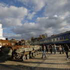 Maquinària militar russa destruïda exposada en el centre de Kyiv.