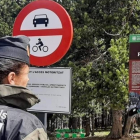 Una Agent Rural amb el senyal que indica la prohibició.