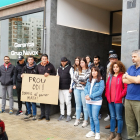 Usuaris, tècnics i voluntaris d’Arrels es van solidaritzar amb la víctima a l’avinguda Madrid.