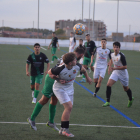 Un jugador del Borges lluita per una pilota aèria amb un rival.