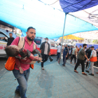 Un sanitari trasllada un nen ferit en l’atac israelià a l’hospital Al-Shifa divendres.