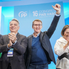 Feijóo al costat de l’expresident del PP basc, Carlos Iturgaiz, el nou president, Javier de Andrés, i la secretària general, Cuca Gamarra.