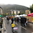 El públic va passejar pel carrer principal que acull les parades de la Fira de Sort.