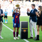 Aitana Bonmatí va oferir la Pilota d’Or a l’afició del Barça abans del partit contra el Sevilla.