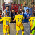 Els jugadors del Lleida saluden els aficionats que van viatjar fins Formentera.