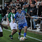 El jugador de l’Artesa Xavier Catalán, sent perseguit per dos futbolistes rivals.