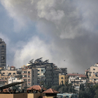 Explosions sobre Gaza, ahir, arran dels constants bombardejos israelians.