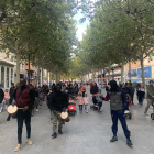 Cercavila d’inauguració del Bibliobarri amb el grup de djembe Ngeweylgui, a la rambla Ferran.