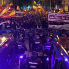 Fort dispositiu policial davant la seu de Ferraz en una nit que va tornar a acabar amb càrregues.