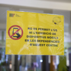 Un cartell que publicita la prohibició de mòbils en un centre educatiu de Tàrrega.