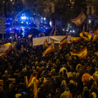 Les manifestacions davant de Ferraz van baixar ahir d’intensitat, però els ultres van tornar a guanyar protagonisme al copar les primeres files amb càntics feixistes.