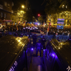 Grups d’ultres van llançar objectes i bengales contra el contundent cordó policial que s’havia muntat davant la seu del PSOE.